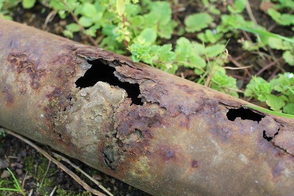 um cano danificado que é uma das causas de vazamento de água