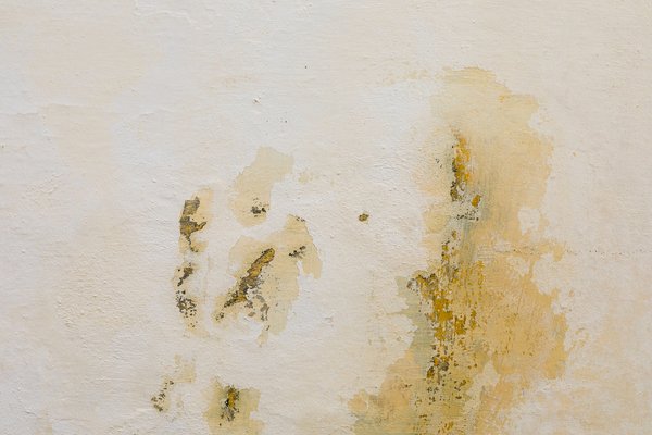 parede com infiltração causada por vazamento de água