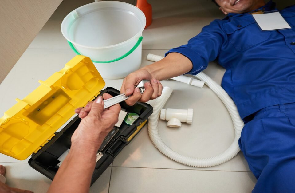 Profissional identificando vazamento de água