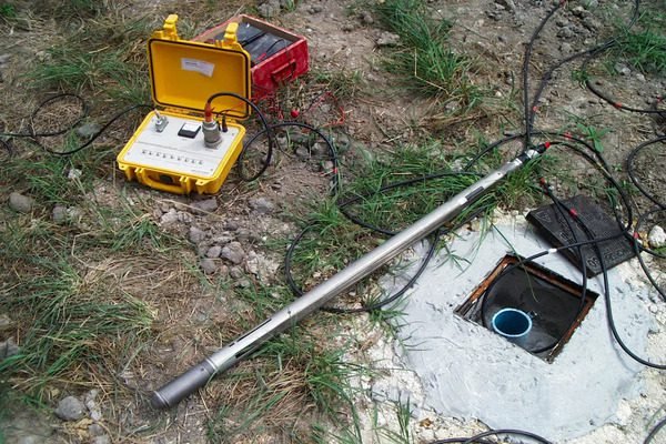 Equipamento geofone para identificar vazamento oculto de água